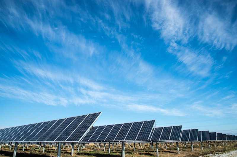 Painéis solares em telhado residencial
