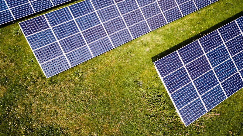Painéis solares ao pôr do sol